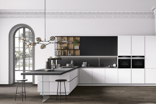 Time 07, kuchyň v&nbsp;kontrastn&iacute;m černob&iacute;l&eacute;m pojet&iacute; matně lakovan&yacute;ch ploch n&aacute;bytku s&nbsp;velkorys&yacute;m poloostrovem