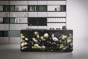 N_Elle, kuchyň z projektu Utopian Garden s keramickým povrchem dvířek potištěným motivy snové krajiny s fotorealistickými prvky, které pomohla  vytvořit AI