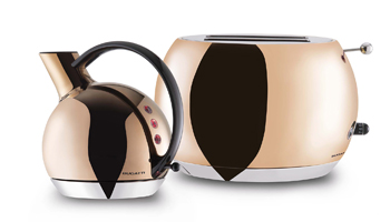 Romeo a&nbsp;Giulietta, toustovač a&nbsp;rychlovarn&aacute; konvice obl&yacute;ch tvarů s&nbsp;růžově zlatav&yacute;m povrchem, cena toustovače 7&nbsp;744&nbsp;Kč, konvice 7&nbsp;159&nbsp;Kč 