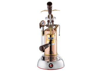 Esperto Edotto, manu&aacute;ln&iacute; p&aacute;kov&yacute; k&aacute;vovar z&nbsp;le&scaron;těn&eacute; mědi, chromovan&eacute; mosazi a&nbsp;nerezov&eacute; oceli se zlat&yacute;mi akcenty a&nbsp;dřevěn&yacute;mi rukojeťmi, cena 44&nbsp;990&nbsp;Kč 