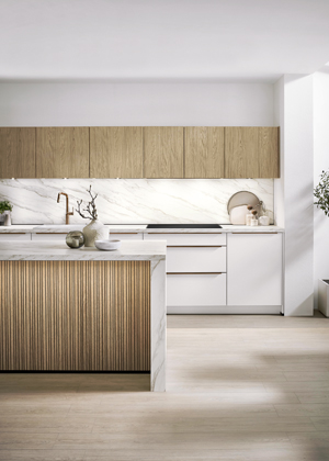 SoftLine 509, b&iacute;l&yacute; z&aacute;klad&nbsp;kuchyně doplňuje dřevěn&yacute; strukturovan&yacute;&nbsp;dekor, kter&yacute; dozn&iacute;v&aacute; v&nbsp;žilkov&aacute;n&iacute; obkladu&nbsp;a&nbsp;pracovn&iacute; desky Carrara Bronze&nbsp;i&nbsp;v&nbsp;bronzov&yacute;ch detailech 