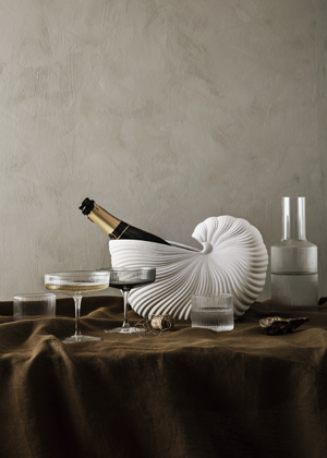 Shell Pot, kameninov&aacute; n&aacute;doba  ve tvaru lastury loděnky, rozměry 21 &times; 15 &times; 31 cm, cena 2&nbsp;475&nbsp;K