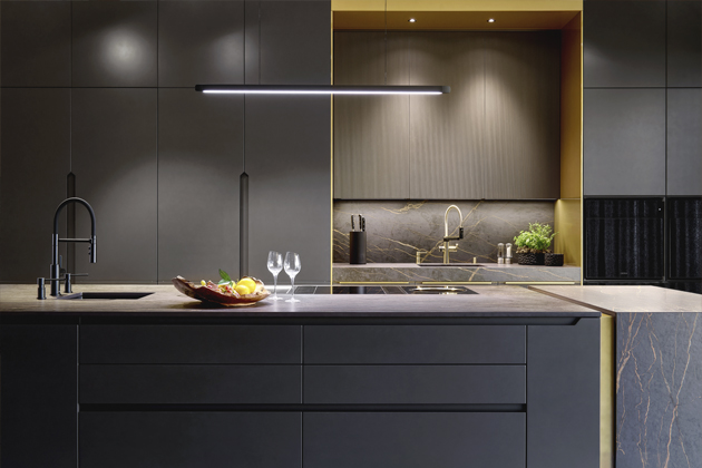 Solid v&nbsp;kombinaci laku titan star mat a&nbsp;zlat&eacute; metal&iacute;zy je navržena pro ty, kteř&iacute; chtěj&iacute; ž&iacute;t v&nbsp;luxusu každ&yacute; den, v&nbsp;t&eacute;to realizaci ji doplňuj&iacute; prvky Line, Wave a&nbsp;Comfort 