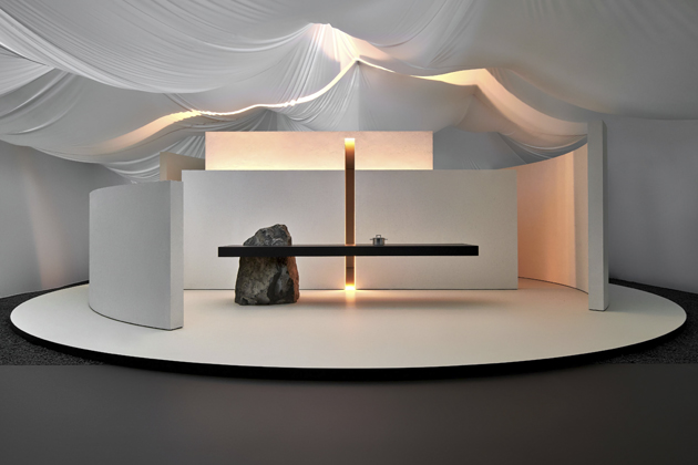 The Elevation Gravity, spektakul&aacute;rn&iacute; koncept prezentace nov&yacute;ch ikon,&nbsp;kde přehl&iacute;dkov&eacute; molo nahradila inovativn&iacute; varn&aacute; deska The Essential Induction zasazen&aacute; italsk&yacute;mi kamen&iacute;ky do kusu kamene