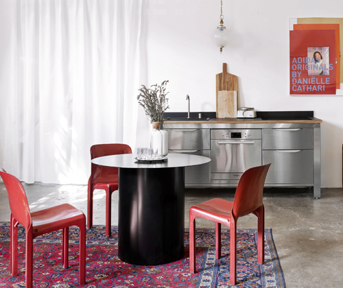 Modul&aacute;rn&iacute; kuchyň (Very Simple Kitchen), materi&aacute;l nerezavěj&iacute;c&iacute; ocel, možnost pr&aacute;&scaron;kov&aacute;n&iacute; v&nbsp;sedmn&aacute;cti barevn&yacute;ch odst&iacute;nech