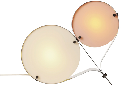 Lampa Coppia oslavuje p&aacute;rovost, setk&aacute;v&aacute;n&iacute; a dualitu &ndash; design&eacute;rka Fonnesberg Schmidt 