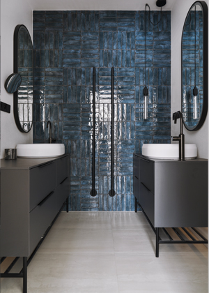 Přirozenou vzdu&scaron;nost a&nbsp;světlost interi&eacute;ru podpořili design&eacute;ři sv&iacute;tidly značek Bomma, Areti, Kaia a&nbsp;Buster +&nbsp;Punch, kter&eacute; doplnily techničtěj&scaron;&iacute;m osvětlen&iacute;m Prolicht. Jejich kombinace spolu s&nbsp;technologick&yacute;m ře&scaron;en&iacute;m KNX nab&iacute;z&iacute; variabiln&iacute; světelnou sc&eacute;nografii.