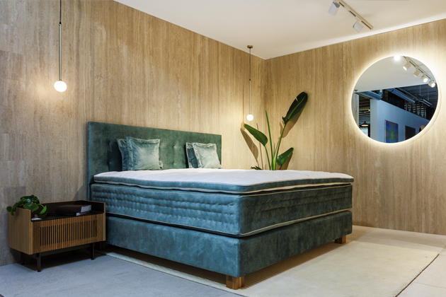 Ručně &scaron;it&aacute; boxspringov&aacute; postel ze 100% př&iacute;rodn&iacute;ch materi&aacute;lů, vyroben&aacute; na m&iacute;ru z&aacute;kazn&iacute;kovi, cena na dotaz  &rarr; www.bernuss.com