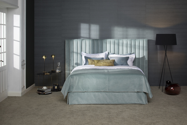 Postel Grand Cru Flair, čelo postele Flair s klasick&yacute;m v&scaron;&iacute;v&aacute;n&iacute;m připom&iacute;n&aacute; luxusn&iacute; čalouněn&iacute; sedadel v elegantn&iacute;ch limuz&iacute;n&aacute;ch. Německa značka je synonymem kvalitn&iacute;ch postel&iacute;, použ&iacute;v&aacute; z&aacute;sadně př&iacute;rodn&iacute; materi&aacute;ly jako bavlna, vlna, len a hedv&aacute;b&iacute;