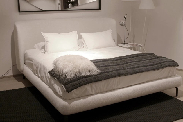 Čalouněn&aacute; postel Desd&eacute;mone, design Soda Designers &ndash; Nasrallah &amp; Horner, dostupn&aacute; ve čtyřech rozměrech, cena na dotaz &rarr; www.ligne-roset.com