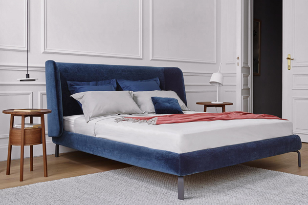 Čalouněná postel Desdemone, design Soda Designers – Nasrallah&amp;Horner, dostupná ve čtyřech rozměrech, cena na dotaz