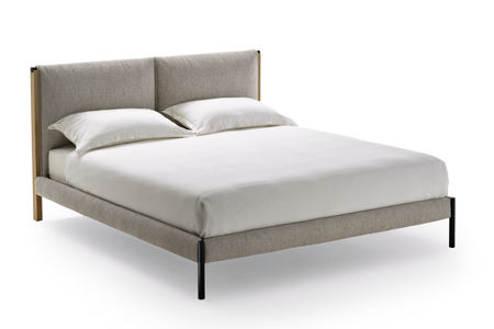 Čalouněn&aacute; postel Ricordi (Zanotta), design Spalvieri &amp; Del Ciotto, dostupn&aacute; ve třech různ&yacute;ch rozměrech, cena od 124 410 Kč&nbsp;