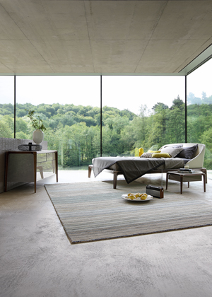 Designov&aacute; postel Brio s&nbsp;r&aacute;mem z&nbsp;masivn&iacute;ho buku a&nbsp;čalouněn&yacute;m čelem, design Sacha Lakic, dostupn&aacute; v&nbsp;cel&eacute; řadě rozměrů, cena od 138 400 Kč