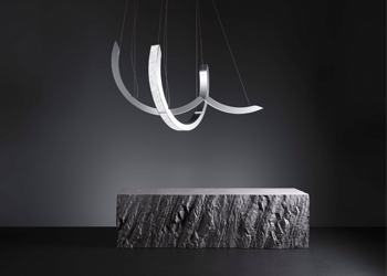 Z&aacute;věsn&eacute; sv&iacute;tidlo Elo, design Filippo Mambretti, kov a&nbsp;sklo, &scaron;&iacute;řka ve sklopen&eacute;m stavu  150 cm, cena 302 000 Kč