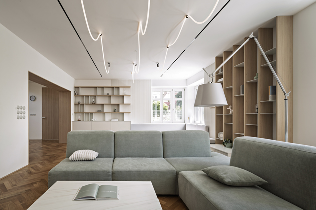 Modul&aacute;rn&iacute; &scaron;edozelenou sedac&iacute; soupravu vyrobila na zak&aacute;zku firma Če&scaron;pivo, stropn&iacute; osvětlen&iacute; vytv&aacute;řej&iacute; LED lana Jane od značky XAL, kter&yacute;m sekunduje stojac&iacute; lampa Tolomeo Mega Terra 42 odArtemide.