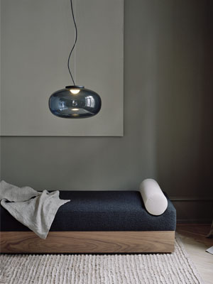 Z&aacute;věsn&eacute; sv&iacute;tidlo Karl-Johan,  design Signe Hytte, sklo, &Oslash; 40 cm, cena 13 490 Kč 