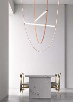 Z&aacute;věsn&eacute; osvětlen&iacute; Wireline, design Formafantasma, sklo a&nbsp;guma, &scaron;&iacute;řka 130 cm,  cena od 78 910 Kč