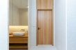 Bezfalcové dveře Elegant s nadpanelem a obložkami protaženými do stropu, dýha dub natur, olej Clear   