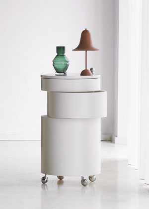 &Uacute;ložn&yacute; stolek z&nbsp;kolekce Barboy,&nbsp;design Verner Panton, tvarovan&eacute; lakovan&eacute; dřevo, pochromovan&aacute; kolečka, &Oslash; 38 cm, v&yacute;&scaron;ka 72,5 cm, cena 26 741 Kč