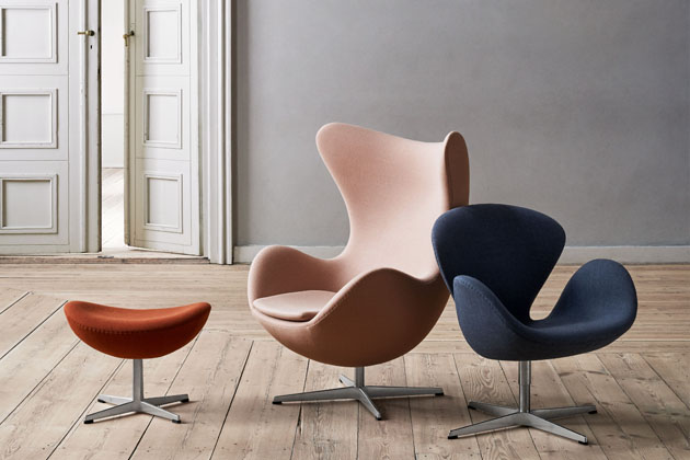 Křesla Egg a Swan (ročník 1958) patří k nejproslulejším ikonám sedacího nábytku, vytvořil je dánský designér Arne Jacobsen a licenci na výrobu drží značka Fritz Hansen. Cena křesla Egg od 189 767 Kč, cena křesla Swan od 119 548 Kč 