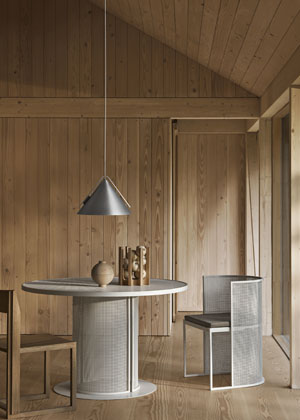 J&iacute;deln&iacute; stůl a&nbsp;židle z&nbsp;řady Bauhaus, pozinkovan&aacute; ocel s&nbsp;pr&aacute;&scaron;kov&yacute;m n&aacute;střikem, stůl &Oslash; 120 cm, v&yacute;&scaron;ka 73 cm, cena 39&nbsp;999&nbsp;Kč, židle v&yacute;&scaron;ka sedu 50 cm, cena 22&nbsp;099&nbsp;Kč 