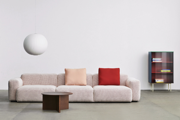 Colour Cabinet, design Muller van Severen, vysok&aacute; skř&iacute;ňka s ocelov&yacute;m r&aacute;mem, korpusem z valchromatu a posuvn&yacute;mi 