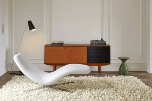 Galerie m.a.i, design Pierre Guariche, audio skříňka s prostorem pro gramofon, rádio a sbírku vinylů, cena 157 400 Kč 