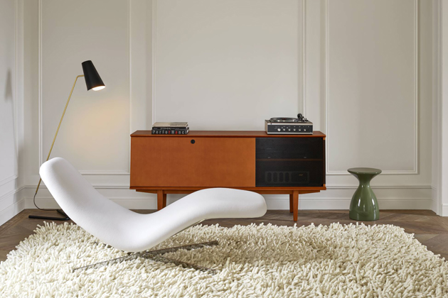 Galerie m.a.i, design Pierre Guariche, audio skříňka s prostorem pro gramofon, rádio a sbírku vinylů, cena 157 400 Kč 