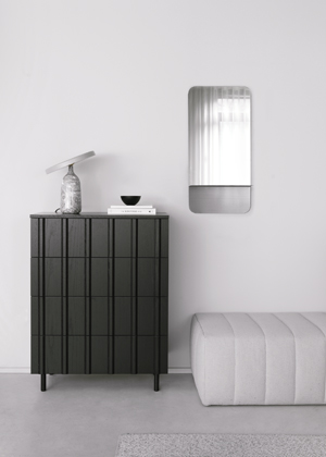 Rib, design Simon Legald, komoda s dv&iacute;řky s vertik&aacute;ln&iacute;mi liniemi dřevěn&yacute;ch lamel, masivn&iacute; dub a d&yacute;ha, rozměry  96,5 &times; 45 &times; 98,5 cm, cena 60 240 Kč 