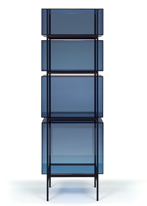 Lyn, design Visser &amp; Meijwaard,  materi&aacute;l sklo a ocel, rozměry 60 &times; 50 &times; 185 cm,  cena 114 550 Kč 