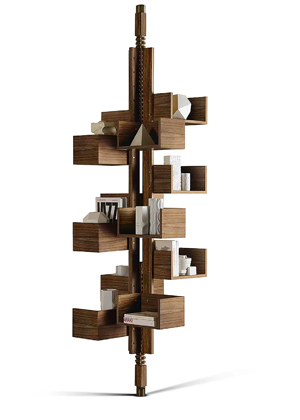 Albero, design Gianfranco Frattini, z&aacute;kladna z masivn&iacute;ho ořechov&eacute;ho dřeva, police z ořechov&eacute; d&yacute;hy, rozměry 83 &times; 83 &times; 266 cm, cena 447 600 Kč 