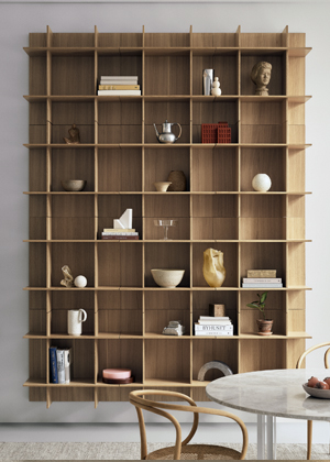 Simple Shelf, design Tulinius Lind, modul&aacute;rn&iacute; konstrukce z dubov&eacute; d&yacute;hy na stěnu  i jako předěl do prostoru, rozměry 72 &times; 72 &times; 32 cm, cena 12 768 Kč