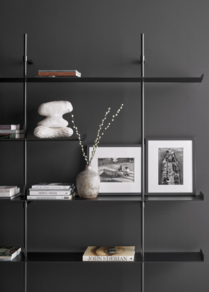Fold, design Studio Varsi, minimalistick&yacute; modul&aacute;rn&iacute; syst&eacute;m umožňuje bezpočet variac&iacute;, d&iacute;ky nimž se přizpůsob&iacute; každ&eacute;mu prostoru, kov se vzhledem matn&eacute;ho olova nebo bronzu, cena na dotaz 