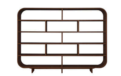 Celta, design Sacha Lakic, knihovna obl&yacute;ch tvarů s odkazem k asijsk&eacute; estetice, dřevo, rozměry 300 &times; 215 &times; 35 cm, cena na dotaz 