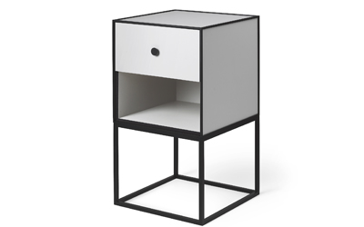Frame, Mogens Lassen, čtvercov&yacute; modul s kubistick&yacute;m designem je souč&aacute;st&iacute; flexibiln&iacute;ho &uacute;ložn&eacute;ho ře&scaron;en&iacute;, kter&eacute; lze poskl&aacute;dat do variabiln&iacute;ch sestav, cena 14 300 Kč