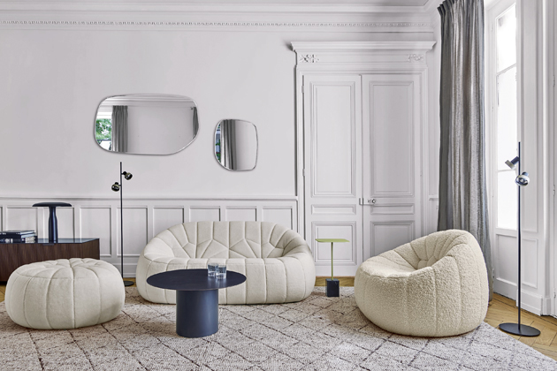 Ottoman, design No&eacute; Duchaufour-Lawrance, v&iacute;ce druhů čalouněn&iacute;, lze i bicolor  verze čalouněn&iacute;, cena od 66 000 Kč 