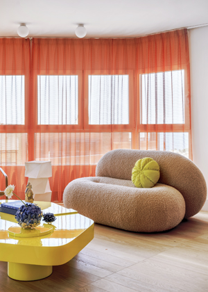 Sofa Loop Sancal, v&iacute;ce druhů i barev textili&iacute;,  v&iacute;ce tvarů i rozměrů, orientačn&iacute; cena 100 000 Kč 
