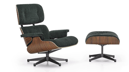 Křeslo a podnožka Eames Lounge Chair &amp; Ottoman, design Charles a Ray Eamesovi, man&scaron;estr ve v&iacute;ce barv&aacute;ch, tak&eacute; textilie se strukturou bukl&eacute; ve v&iacute;ce barv&aacute;ch, orientačn&iacute; cena 261 152 Kč, cena křesla bez podnožky v textilii bukl&eacute; 139 920 Kč 