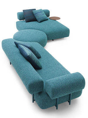 Sedac&iacute; souprava Santorini, design Francesco Rota, sestava Moss MS109, struktura LML339, speci&aacute;ln&iacute; exteri&eacute;rov&aacute; textilie, v&iacute;ce  modulů i barev, orientačn&iacute; cena 390 000 Kč 