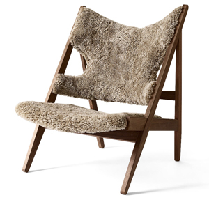 Křeslo Knitting Lounge Chair, design Ib Kofod-Larsen, dřevo, ovč&iacute; kůže v barvě Sahara, v&iacute;ce barev, orientačn&iacute; cena 100 000 Kč