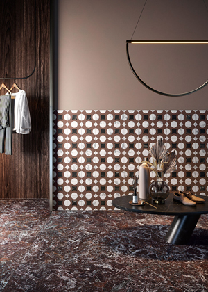 Marmorea Intensa (Fioranese Ceramica), extravagantn&iacute; kombinace dekorativn&iacute;ho obkladu Deco Dusty Mauve a dlažby imituj&iacute;c&iacute; k&aacute;men Rosso Levanto, cena na dotaz 