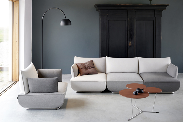 Stabilně měkká  All you need is cushions! Takové je motto aktualizované verze modulární pohovky Dunder X (Blå Station), která se oproti té původní obejde zcela bez knoflíků... Tvořena polštáři působí měkce, přizpůsobivě a pohodlně, přitom je díky rámu z chromované oceli velmi stabilní oporou. Dostupné jsou také rohové moduly i samostatně stojící křesla. Na výběr z mnoha typů a barev čalounění, design Stefan Borselius, cena na dotaz.
