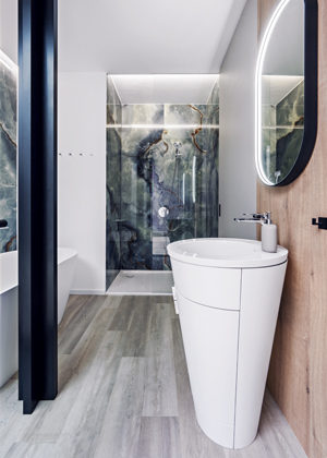 V&nbsp;koupelně dominuj&iacute; volně stoj&iacute;c&iacute; vana a&nbsp;umyvadlo značky Duravit od design&eacute;ra Philippe Starcka v&nbsp;kombinaci s&nbsp;v&yacute;razn&yacute;m obkladem Tele di Marmo Onyx Blue.