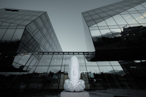 Světoznámý španělský sochař Jaume Plensa odhaluje v Praze sochu Nest