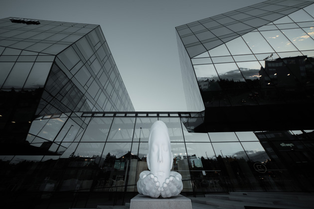 Světoznámý španělský sochař Jaume Plensa odhaluje v Praze sochu Nest