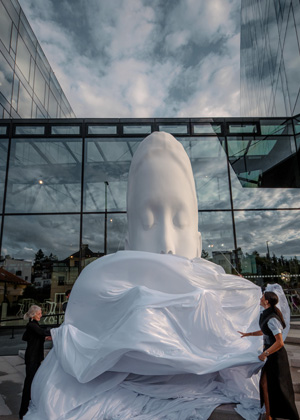 Světozn&aacute;m&yacute; &scaron;panělsk&yacute; sochař Jaume Plensa odhaluje v&nbsp;Praze sochu Nest