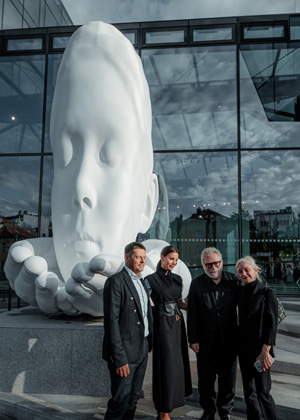 Světozn&aacute;m&yacute; &scaron;panělsk&yacute; sochař Jaume Plensa odhaluje v&nbsp;Praze sochu Nest