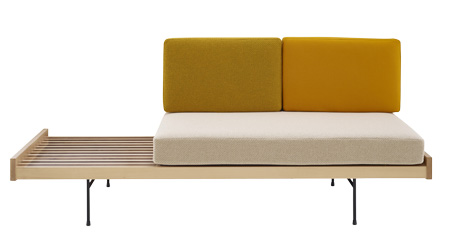 Pohovka Daybed (Ligne Roset), design Pierre Paulin, masivn&iacute; lakovan&eacute; dřevo, kvalitn&iacute; tkanina,  volba barevn&eacute;ho proveden&iacute;, cena od&nbsp;112&nbsp;000 Kč