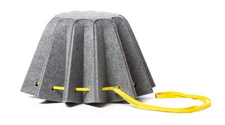 Stolička/taburet Amar, design Amorce Studio, ze 70 % recyklovan&yacute; filc z&nbsp;plastov&yacute;ch lahv&iacute;, cena 5&nbsp;200 Kč &rarr;&nbsp;www.alpicollection.com