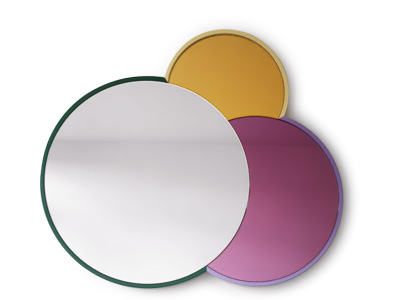 Zrcadlo Triple Lune, limitovan&aacute; edice osmi kusů, r&aacute;m z&nbsp;lakovan&eacute; MDF, v&yacute;&scaron;ka 108,5&nbsp;cm, cena od 400 407&nbsp;Kč 